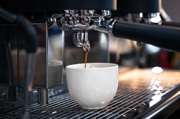 Foto gratuita el proceso de preparación de espresso en un primer plano de máquina de café profesional