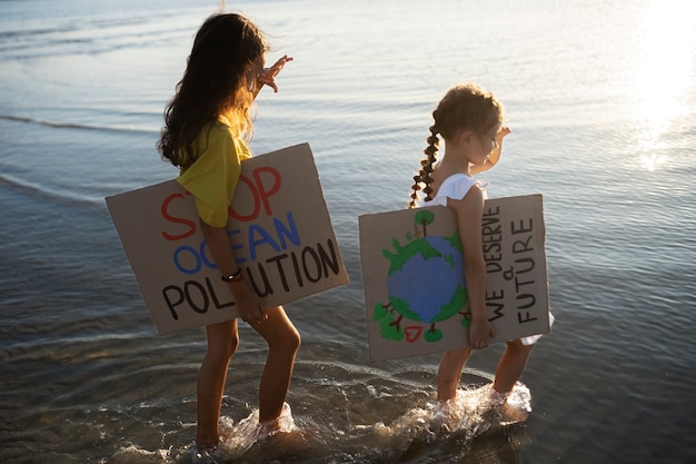 Foto gratuita retrato exterior de niños para el día mundial del medio ambiente.