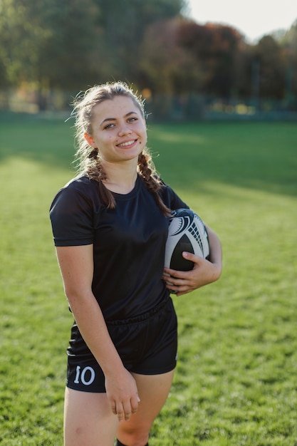 Foto gratuita retrato de jugador de rugby femenino