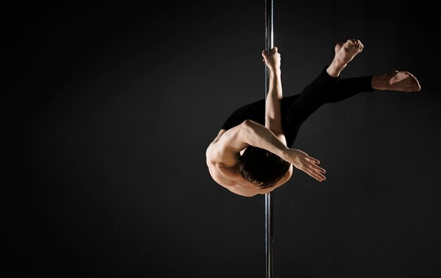 Retrato de modelo profesional masculino pole dance