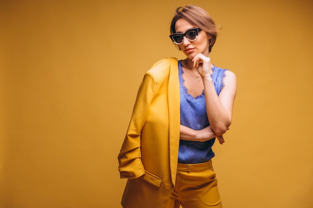 Foto gratuita retrato de mujer en traje amarillo aislado