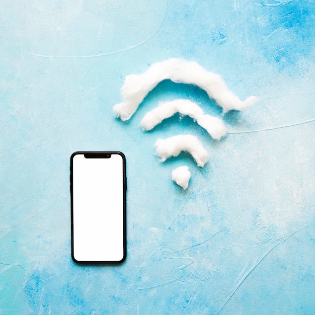 Foto gratuita teléfono celular con pantalla blanca y símbolo wifi en fondo del grunge