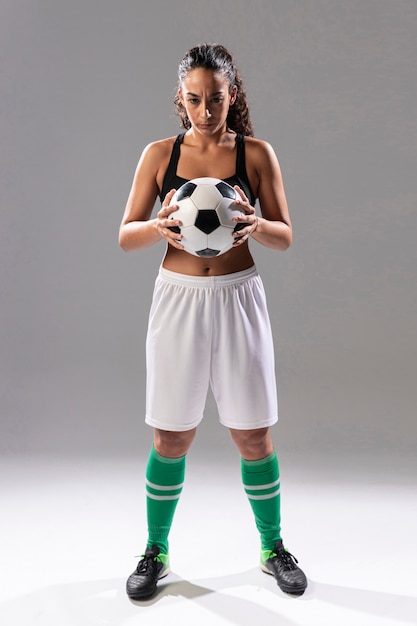 Foto gratuita tiro completo mujer adulta con balón de fútbol