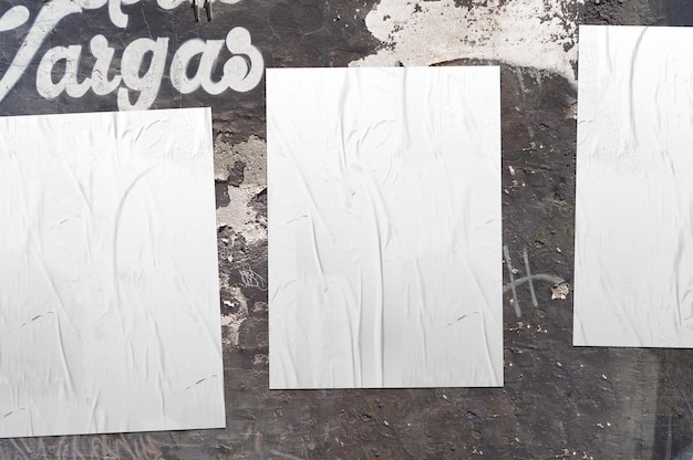 Foto gratuita tres carteles blancos en una pared grunge