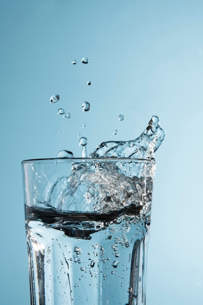 Foto gratuita vaso transparente con agua