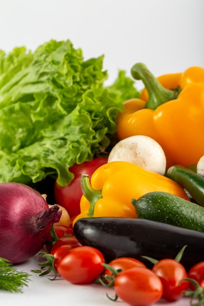 Foto gratuita verduras maduras frescas coloridas ensaladas sobre fondo blanco.