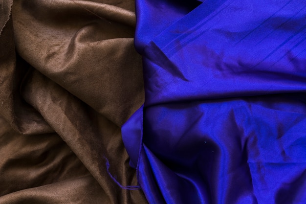Foto gratuita vista elevada de textil azul y marrón liso plegado