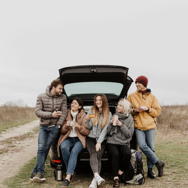 Foto gratuita vista frontal de un grupo de amigos en un viaje por carretera
