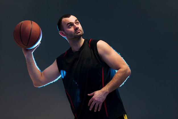 Vista frontal del jugador de baloncesto lanzando pelota