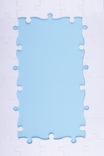 Foto gratuita vista superior de piezas de rompecabezas blancas y fondo azul.