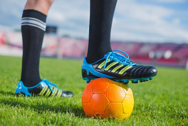 Zapatos de fútbol en pelota