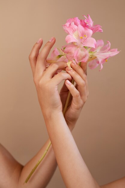 Ritratto in studio con le mani che tengono i fiori