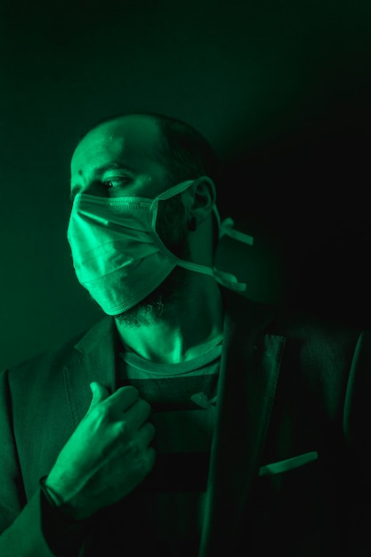 uomo che indossa una maschera medica per proteggere dal coronavirus