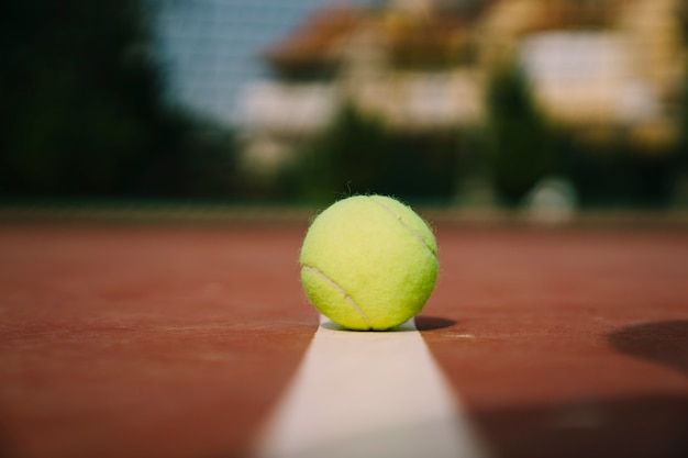 Бесплатное фото Теннисный мяч на маркировке