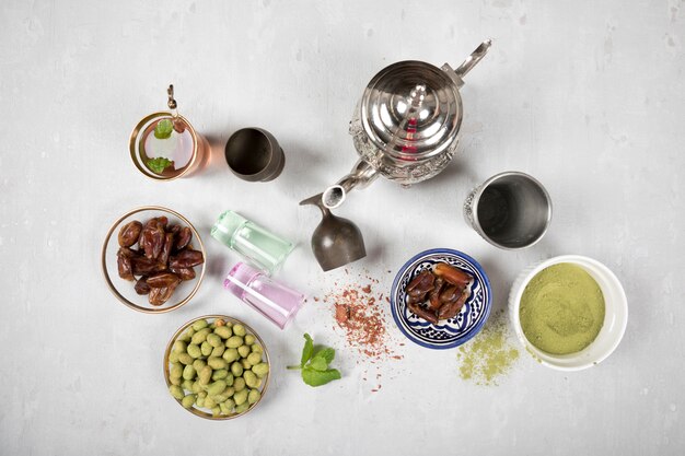 Бесплатное фото Чай с финиками, специями и орехами
