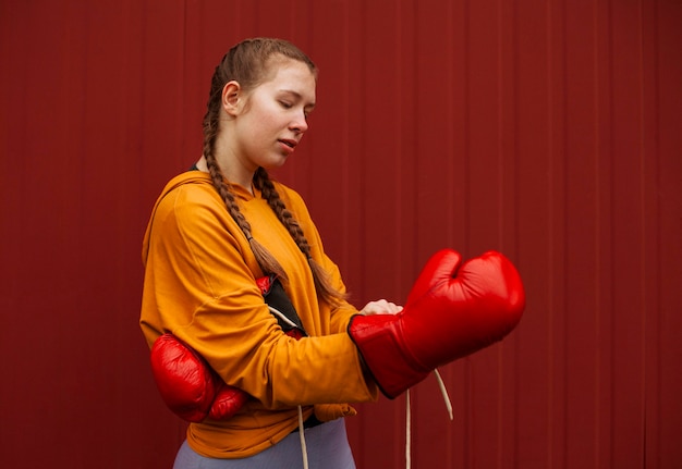 Бесплатное фото Подростки позируют в боксерских перчатках