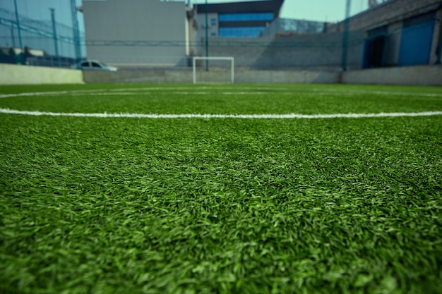 Бесплатное фото Пустое футбольное поле и зеленая трава