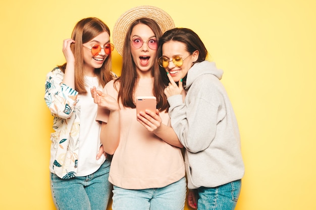 Бесплатное фото Три молодые красивые улыбающиеся хипстерские девушки в модной летней футболке и джинсовой одежде
