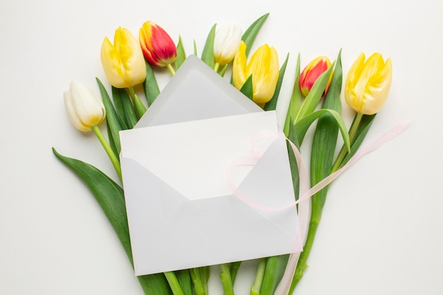Бесплатное фото Вид сверху тюльпаны цветы с конвертом