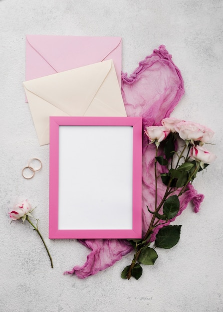 Бесплатное фото Вид сверху на свадебные пригласительные конверты с цветами