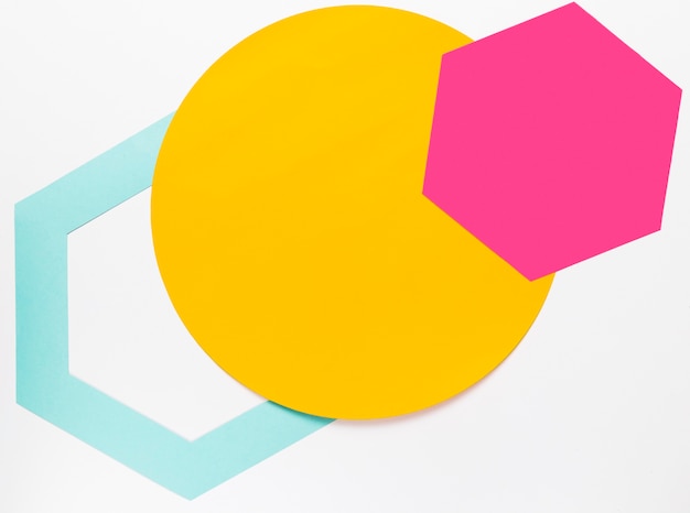 Foto gratuita cerchio giallo vista dall'alto con forme geometriche colorate