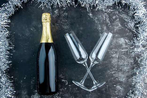 Бесплатное фото Вид сверху шампанское пересекло бокалы с шампанским на темном столе