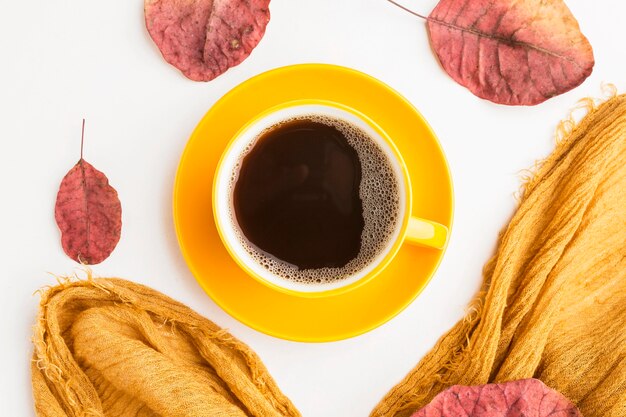 Вид сверху кофейной чашки с осенними листьями