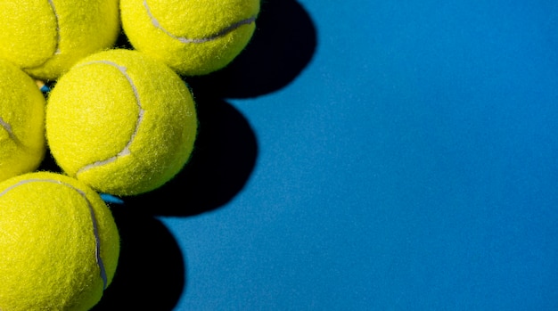 Бесплатное фото Вид сверху теннисных мячей с копией пространства