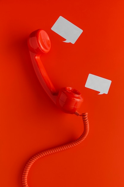 Бесплатное фото Вид сверху на телефонную трубку со шнуром и пузыри чата