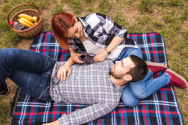 Бесплатное фото Вид сверху молодой пары, наслаждаясь на пикнике
