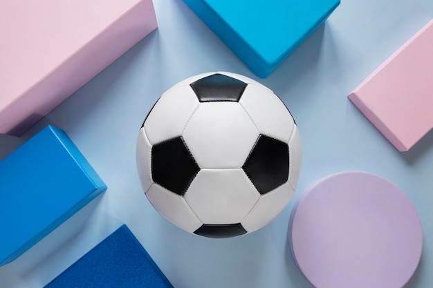 Бесплатное фото Вид сверху футбольных мячей с бумажными формами