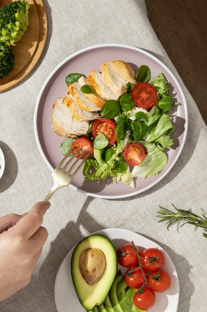 Бесплатное фото Вид сверху на тарелку с кето-диетическими продуктами и помидорами
