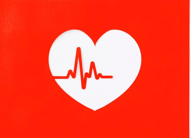 Foto gratuita vista dall'alto del ritaglio di cuore di carta con battito cardiaco