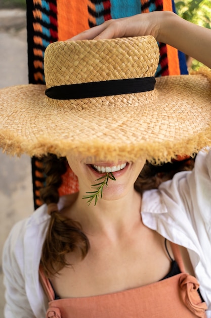 Бесплатное фото Вид сверху улыбающаяся женщина в шляпе