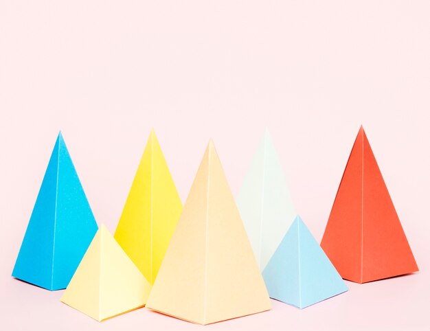 Треугольник геометрическая форма бумаги красочный пакет