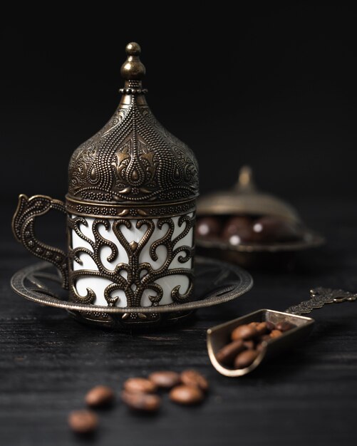 Бесплатное фото Турецкая чашка кофе с кофейными зернами