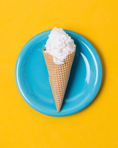 Бесплатное фото Ванильное мороженое с конусом на тарелке