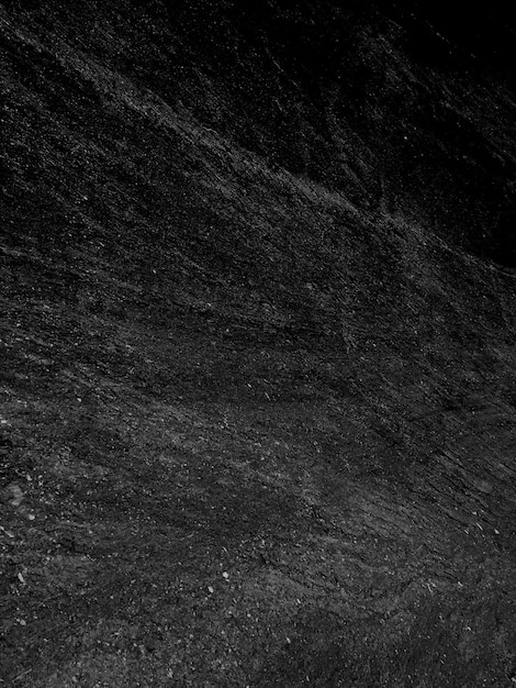 Бесплатное фото Вертикальный снимок серой шкалы черной поверхности
