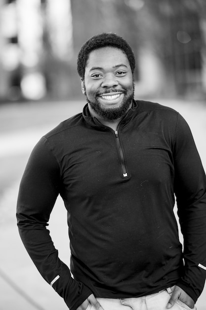 Free photo vertical greyscale shot of an attractive african american male smiling
