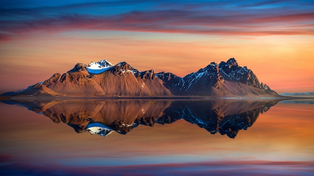 Бесплатное фото Горы вестрахорн на закате в стоккснесе, исландия.
