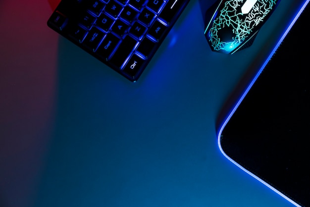 Бесплатное фото Вид на игровой стол с неоновой подсветкой и клавиатурой