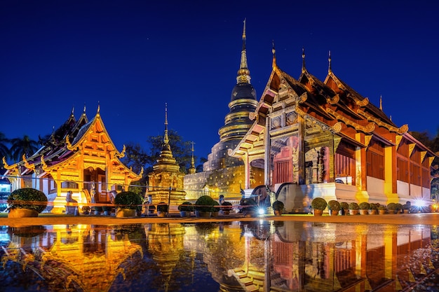 Free photo wat phra singh temple at night in chiang mai, thailand.