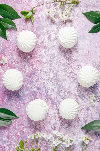 Бесплатное фото Белый зефир, вкусный зефир с весенними цветущими цветами