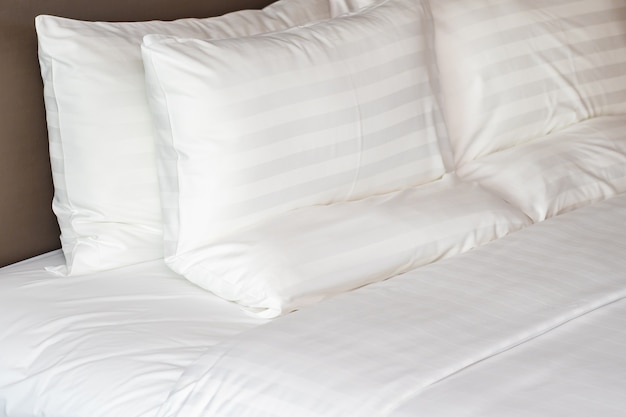 무료 사진 담요가있는 침대에 흰색 편안한 베개