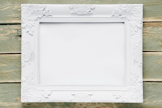 Белая рамка на деревянном фоне