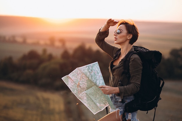 Бесплатное фото Женщина путешествует и использует карту