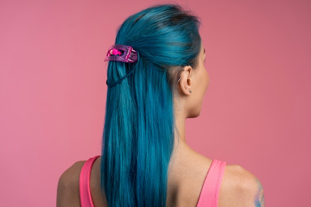 Бесплатное фото Женщина в розовой заколке для волос, вид сбоку