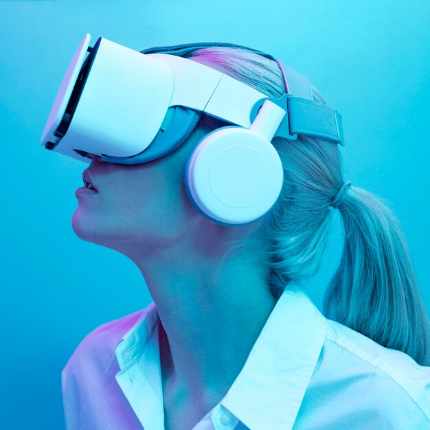Женщина, носящая симулятор виртуальной реальности