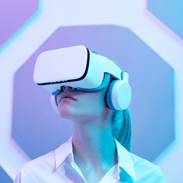 Бесплатное фото Женщина, носящая симулятор виртуальной реальности