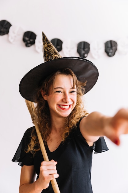 Foto gratuita donna in costume strega con scopa nera